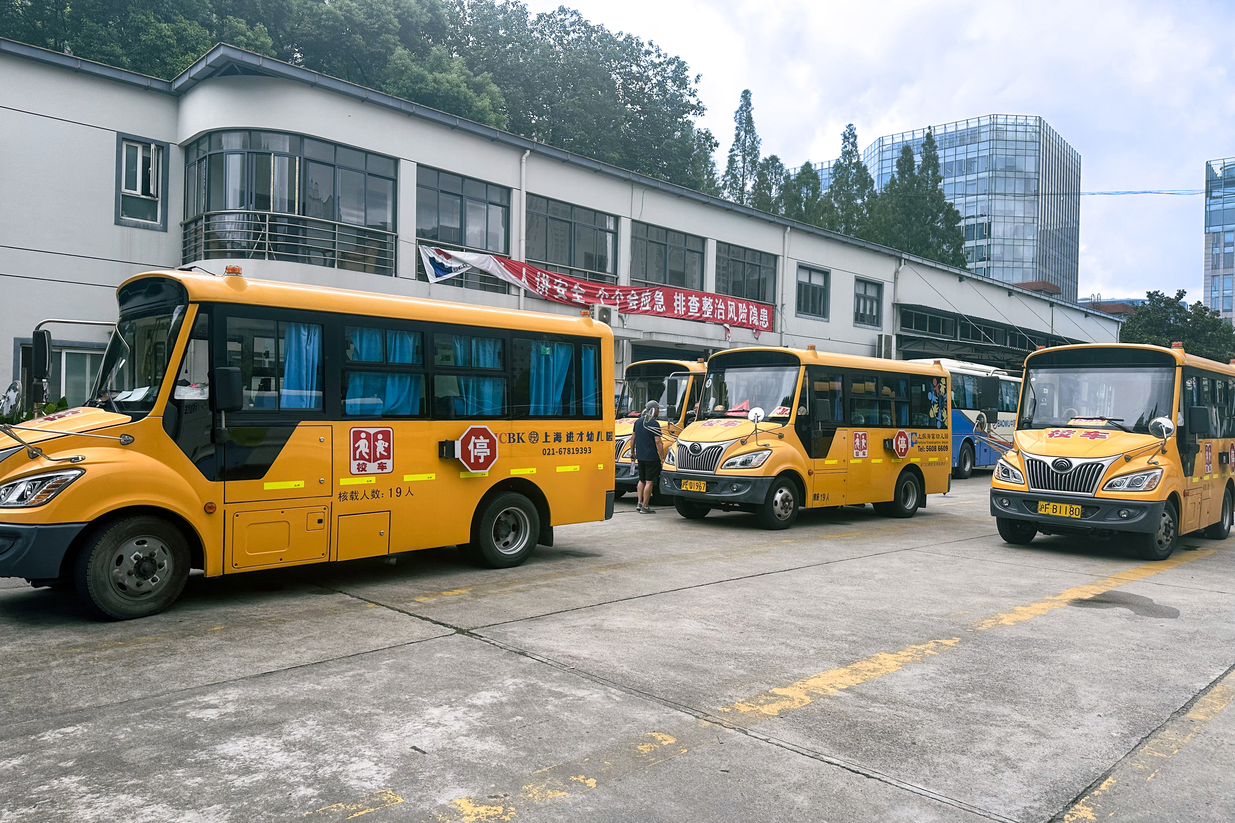 让师生坐上放心车，上海建工安装集团为秋季校车出行拧紧“安全阀”